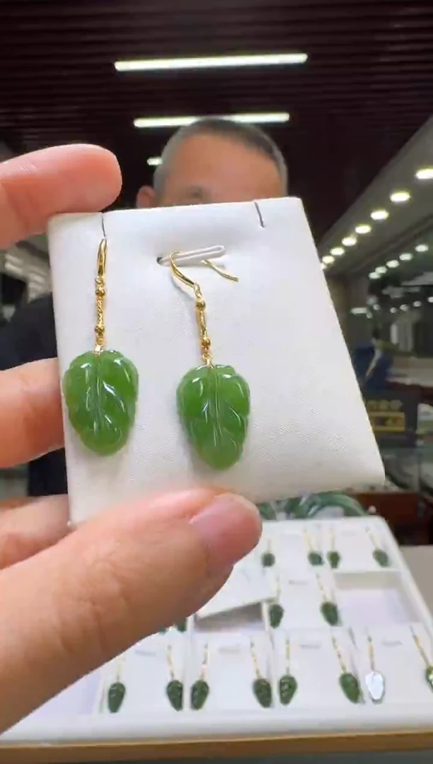 18K金镶嵌和田玉耳饰耳钩一对