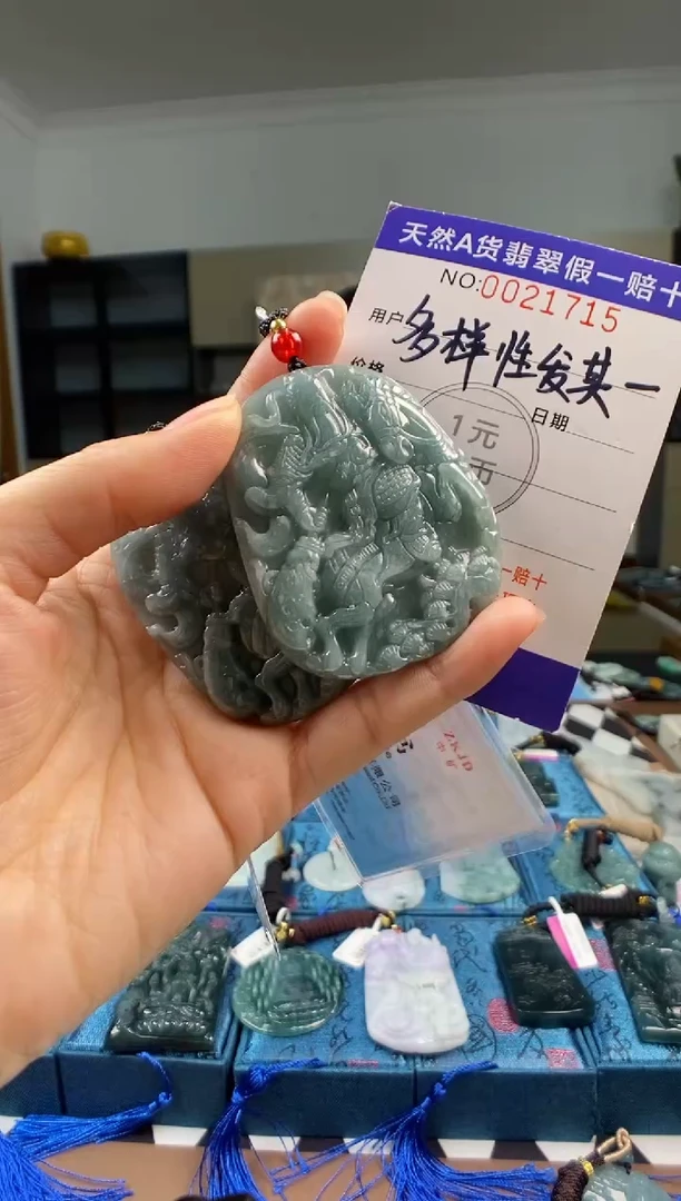 颈饰未镶嵌翡翠  多样性发其一