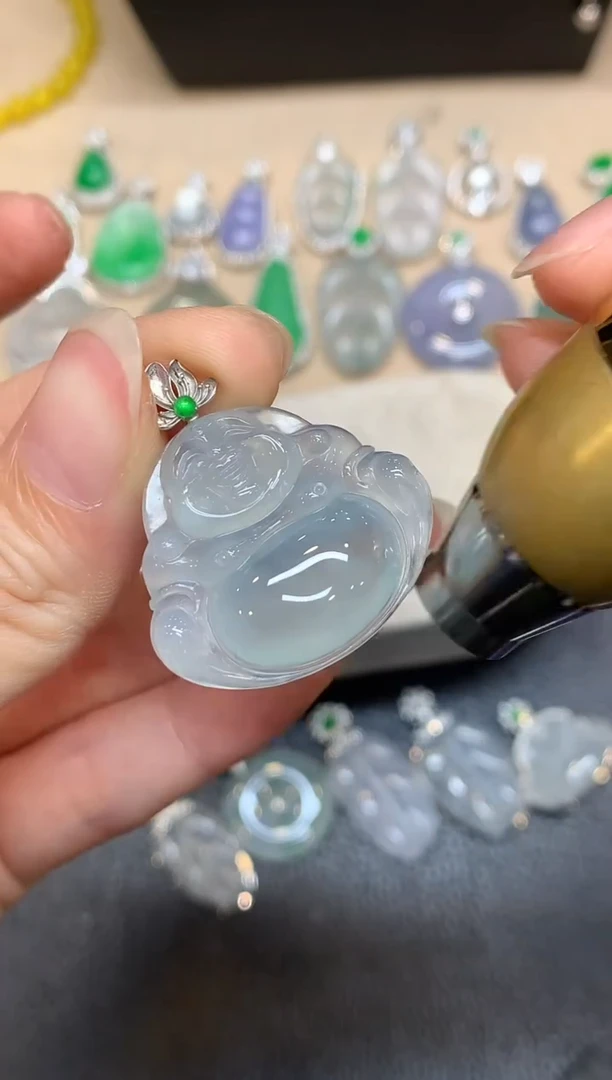 颈饰18K金镶嵌翡翠佛公【无服务费