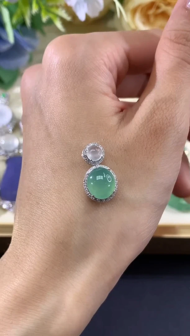 吊坠(不含链)18K金镶嵌翡翠A25多样性发其一