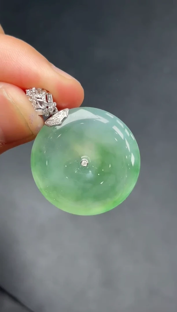 18K金镶嵌挂件翡翠平安扣