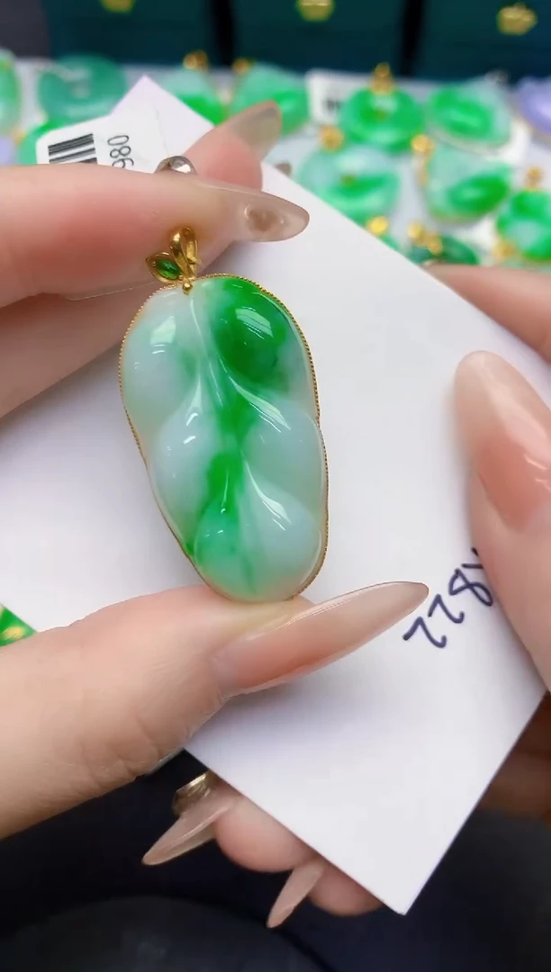 颈饰18K金镶嵌翡翠缅甸天然翡翠A货