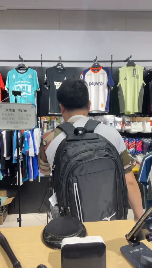 双肩包黑色 99元