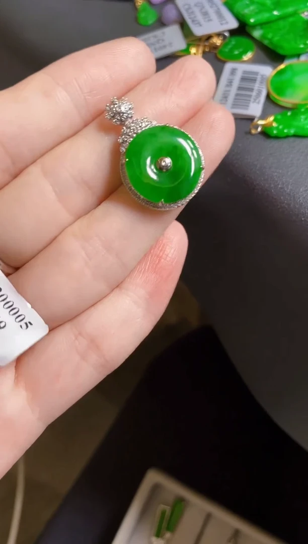 翡翠18K金镶嵌颈饰扣