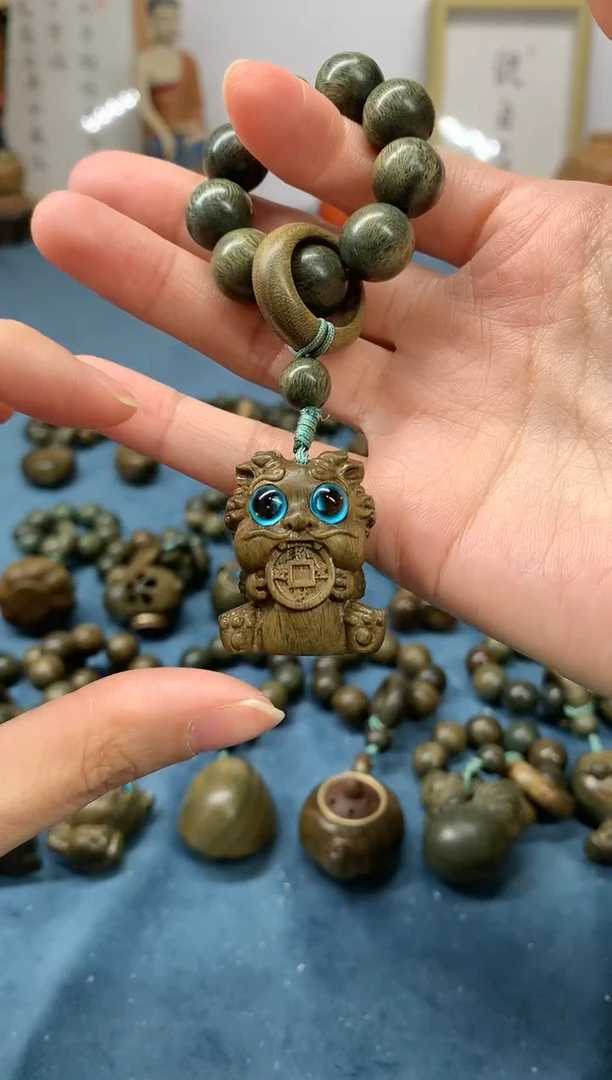 【闪购商品】维腊木（绿檀）把件吞金兽 盘玩件