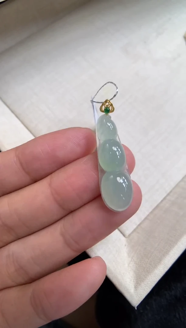 翡翠18K金镶嵌颈饰福豆