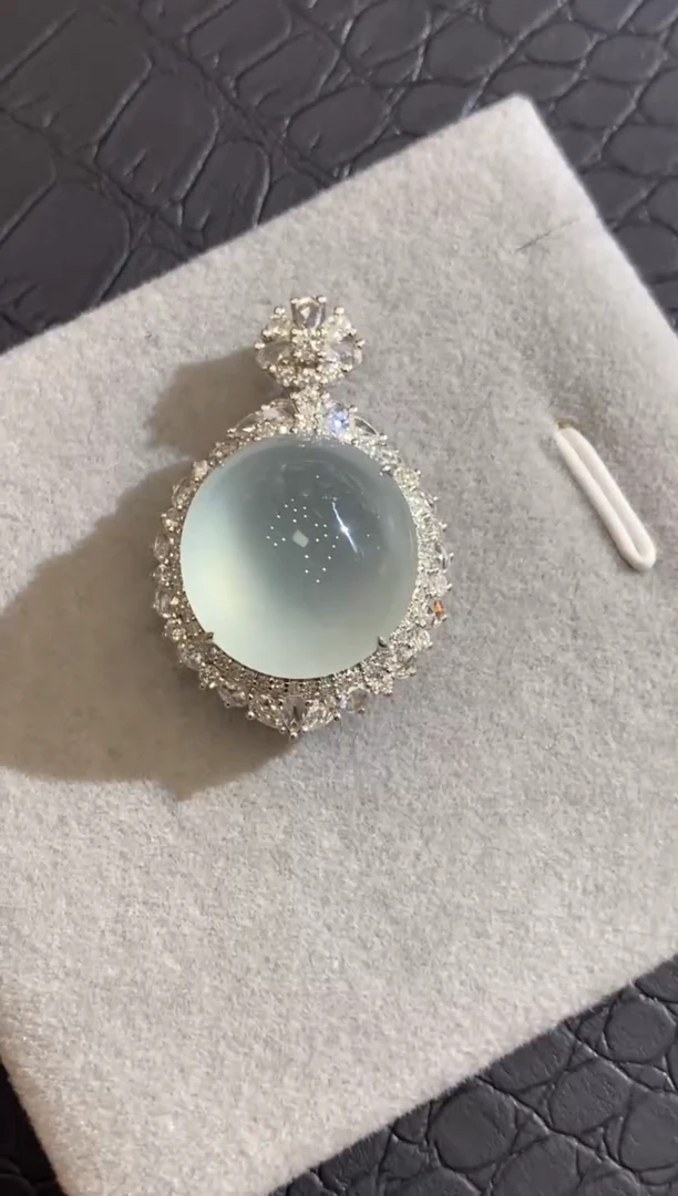 颈饰18K金镶嵌翡翠昭*收到货48小时鉴赏期（超时不退不换）