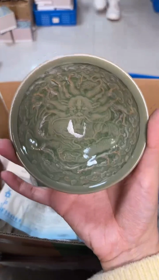 陶瓷秘色龙纹斗笠盏