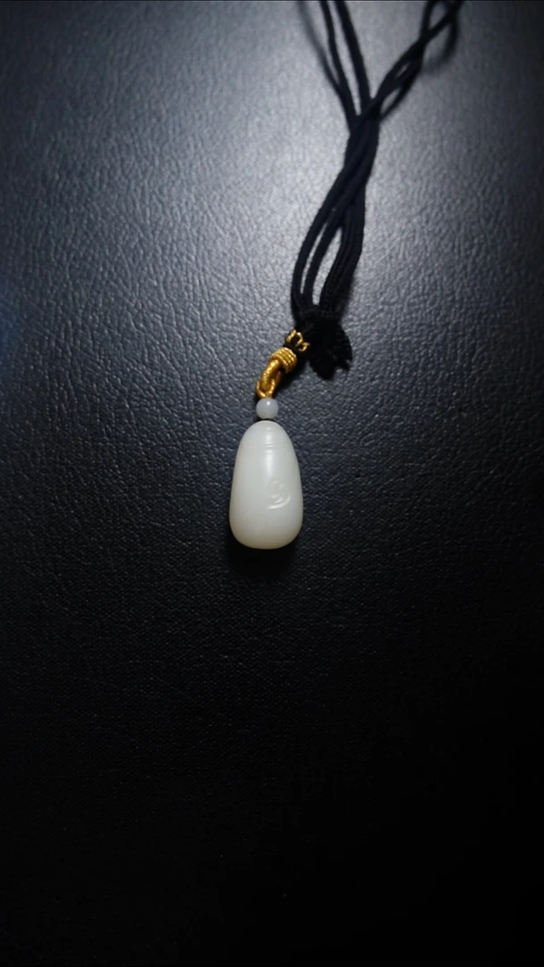颈饰未镶嵌和田玉吊坠