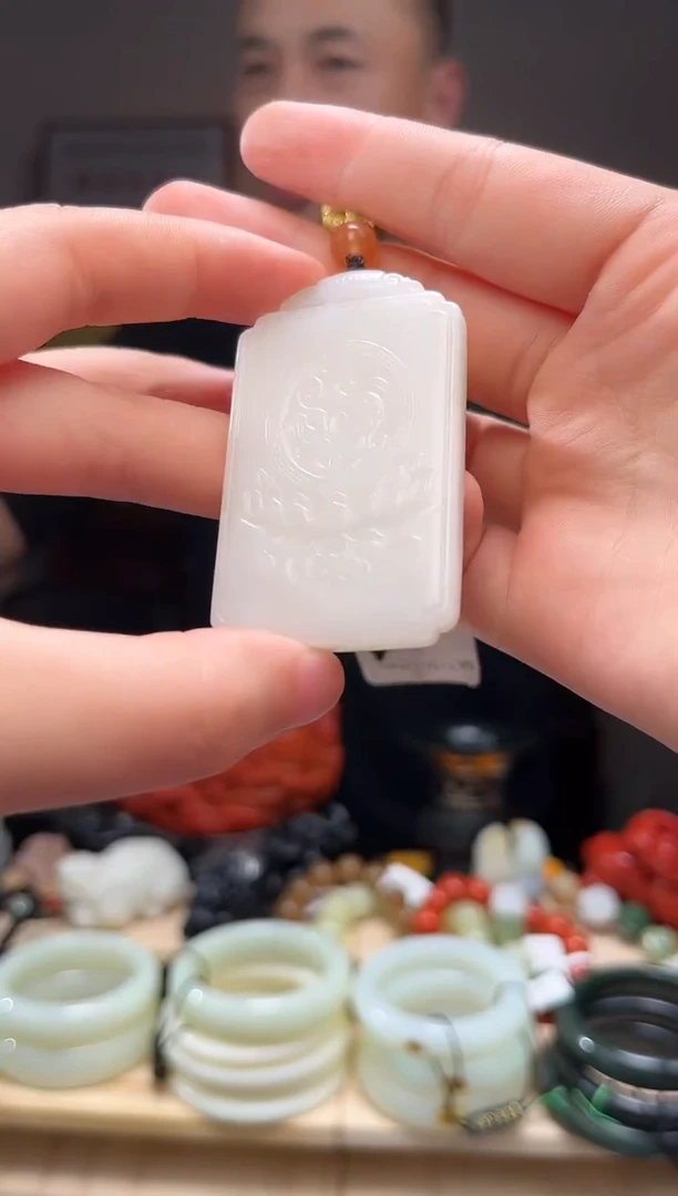 颈饰未镶嵌和田玉吊坠