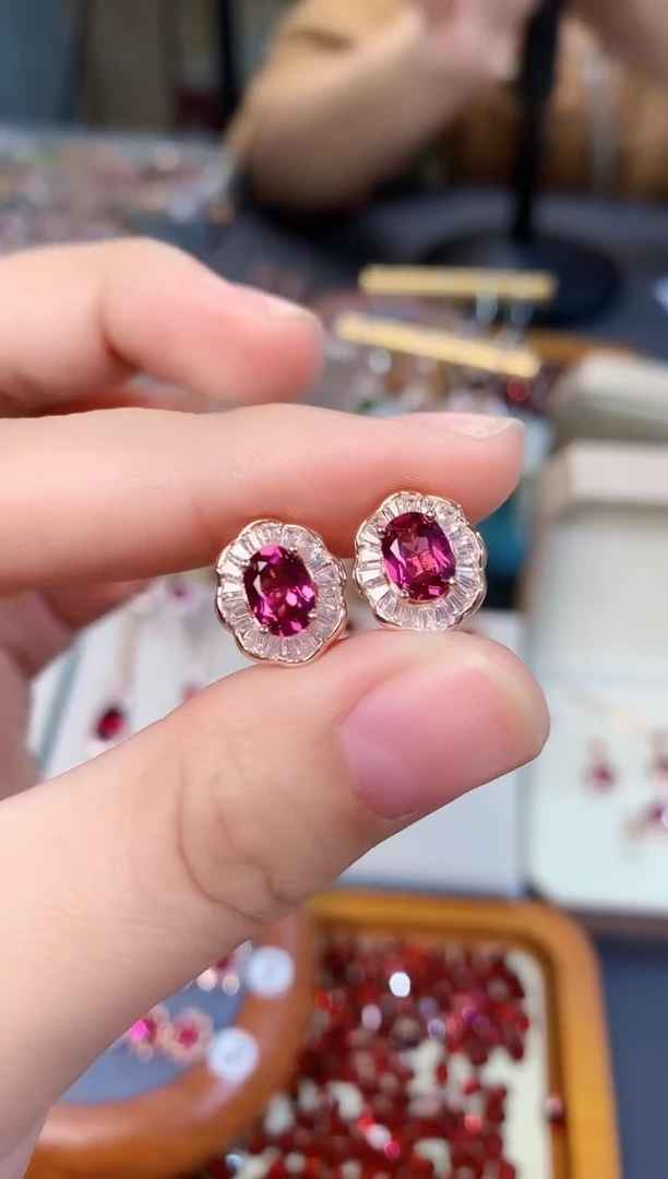 【闪购商品】石榴石耳钉银S925镶嵌天然镁铝