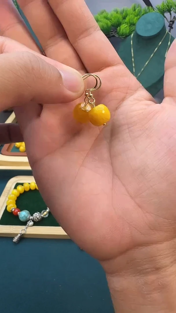 14K金镶嵌蜜蜡耳饰E01