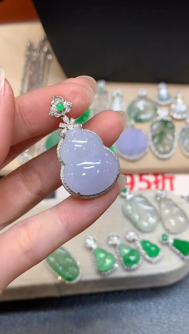 颈饰18K金镶嵌翡翠葫芦【无服务费