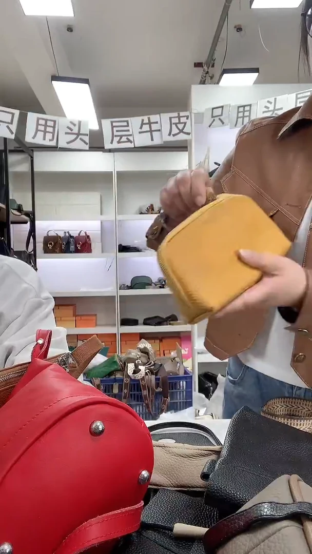 头层牛皮清货真皮 手拿黄