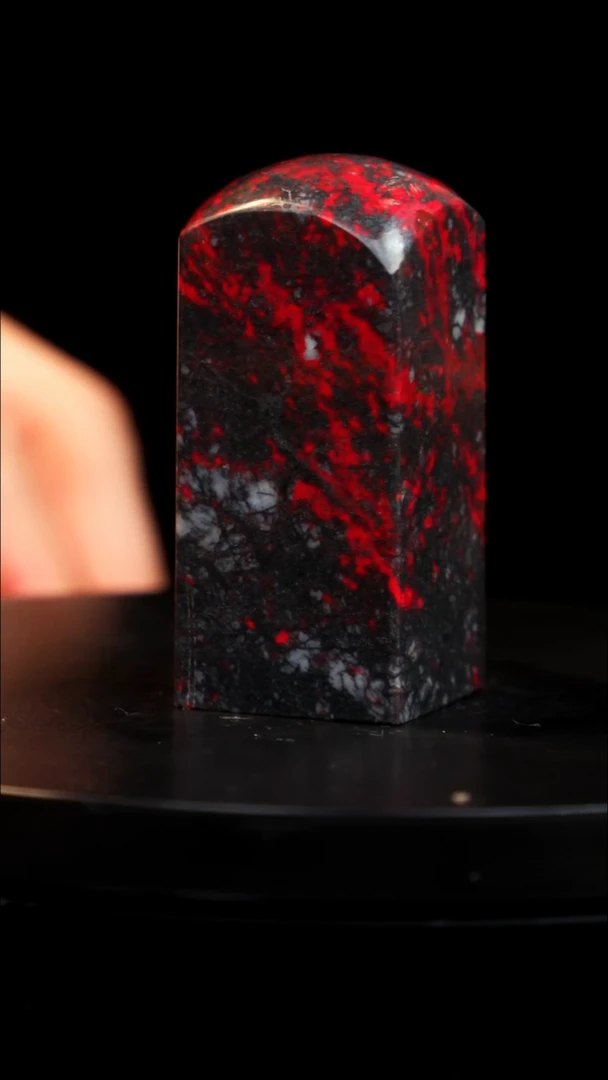 鸡血石黑牛角鸡血石