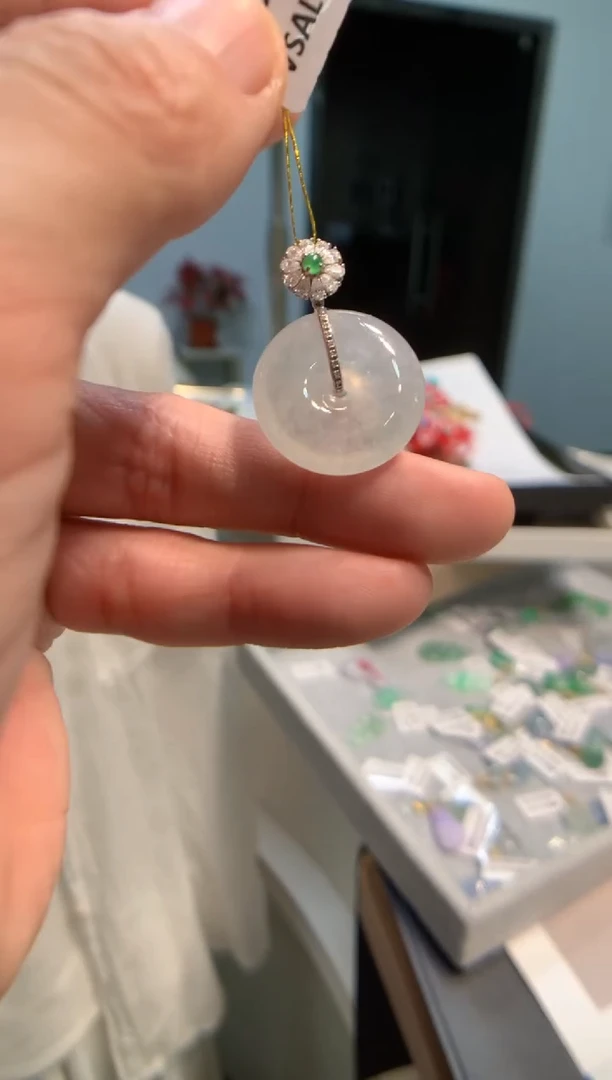 颈饰18K金镶嵌翡翠平安扣