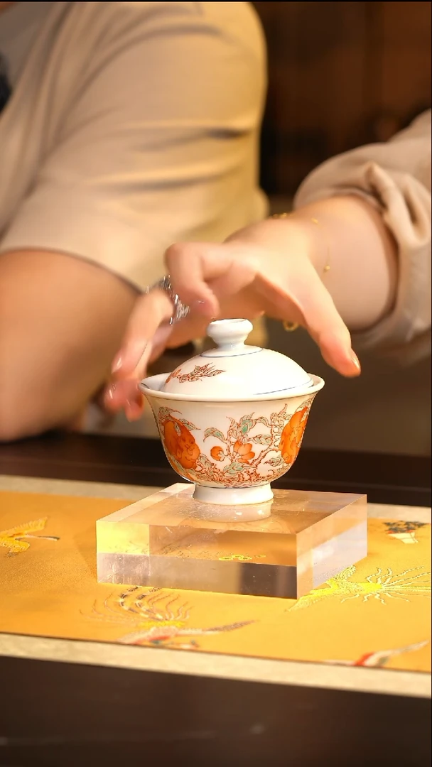 LQT立勤堂红绿彩余毅桃子盖碗内绘花蝶