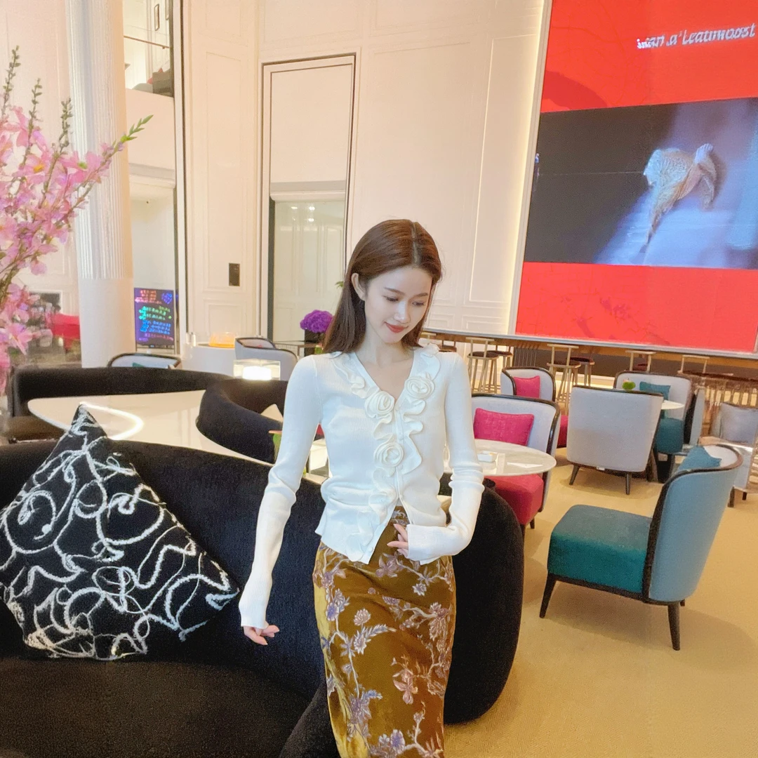 ZLeays林小允-晨露花园-气质大玫瑰花白色长袖上衣XMXY466