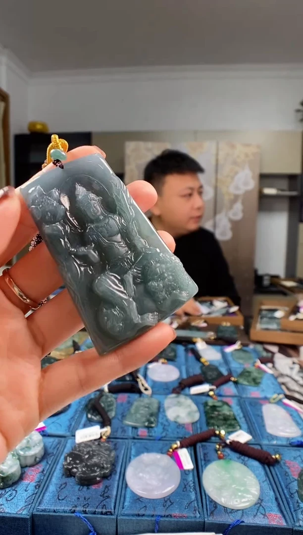 颈饰未镶嵌翡翠  多样性发其一