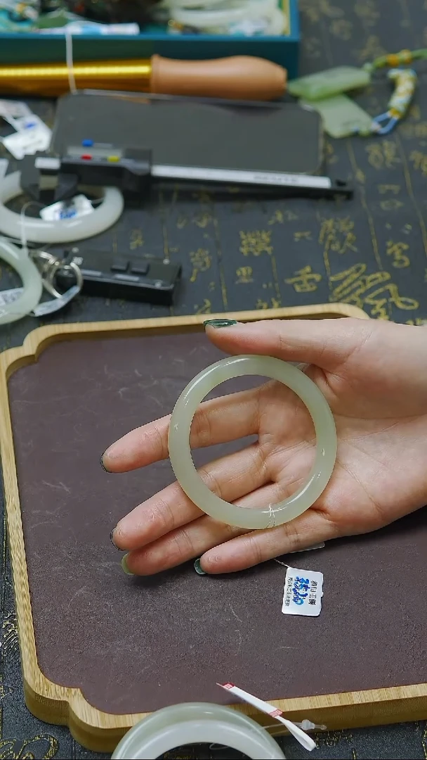 未镶嵌手镯和田玉55圈口晴底翠青手镯