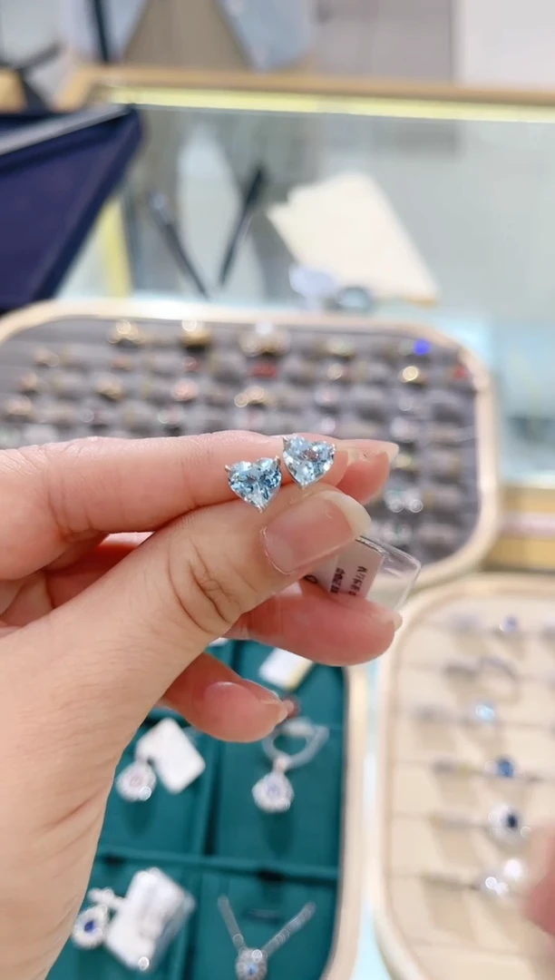 【闪购商品】海蓝宝石耳钉18K金镶嵌海蓝宝耳钉