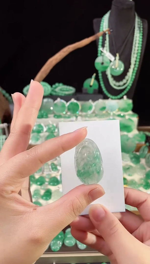 吊坠(赠链)未镶嵌石英质玉（非洲翠）叶子 10.110