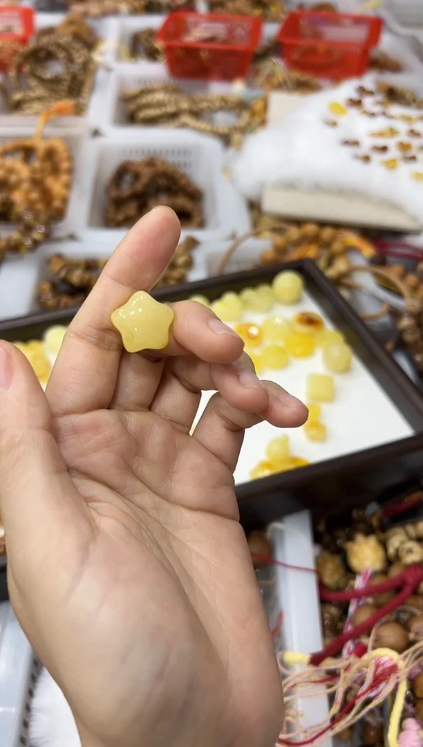 蜜蜡吊坠(赠链)未镶嵌小****m星星1个2.4克*30