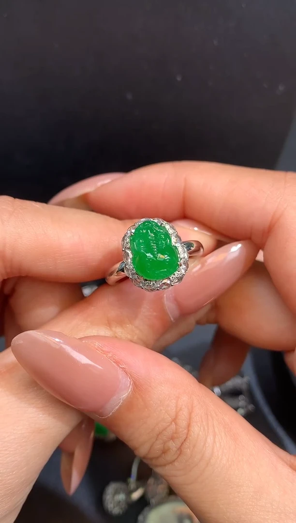 颈饰18K金镶嵌翡翠戒指