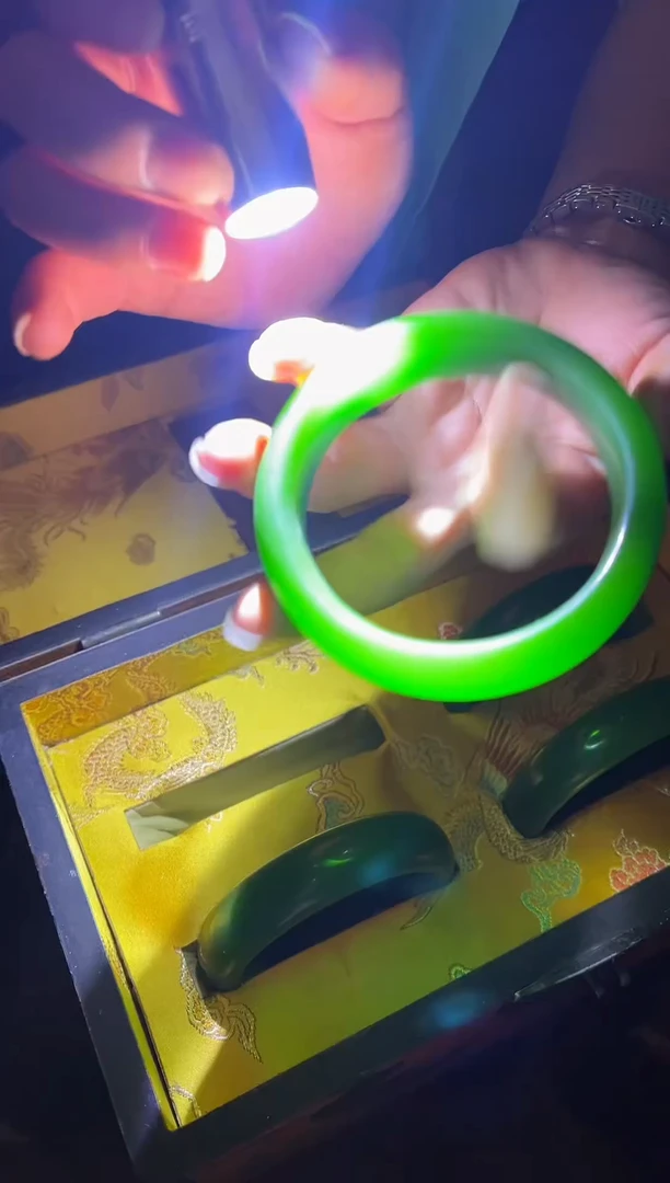 和田玉手镯未镶嵌和田玉满绿手镯 一对给