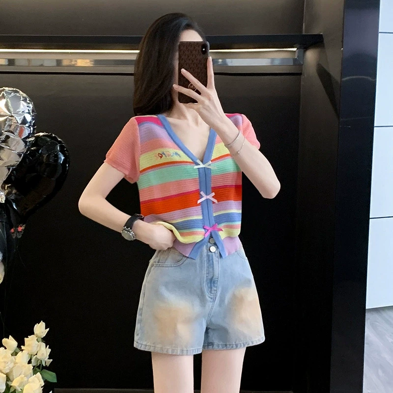 减龄条纹V领小众韩版针织上衣时髦洋气显瘦2025新款气质短款时尚