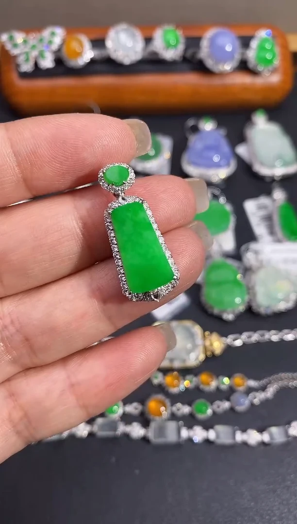 【闪购商品】翡翠吊坠(不含链)18K金镶嵌吊坠