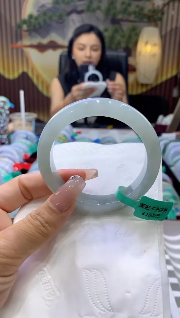 翡翠手镯未镶嵌多人00266