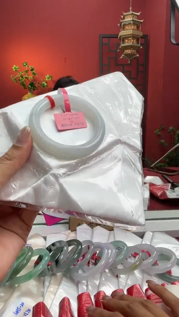 未镶嵌手镯（圆镯）翡翠翡翠手镯5