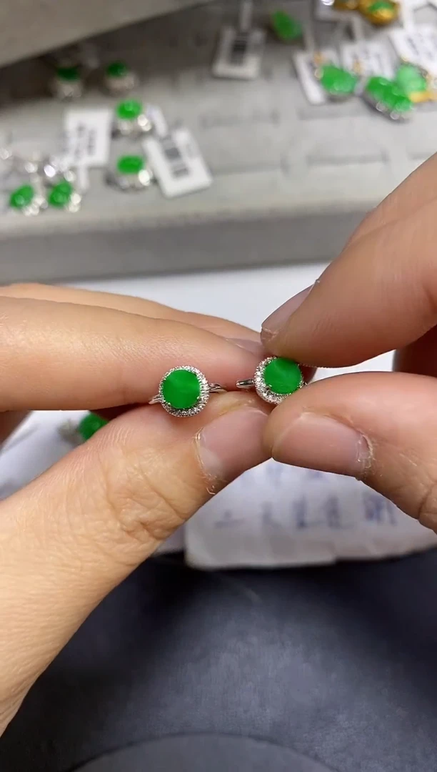 18K金镶嵌翡翠耳饰18K金镶嵌 翡翠 耳饰