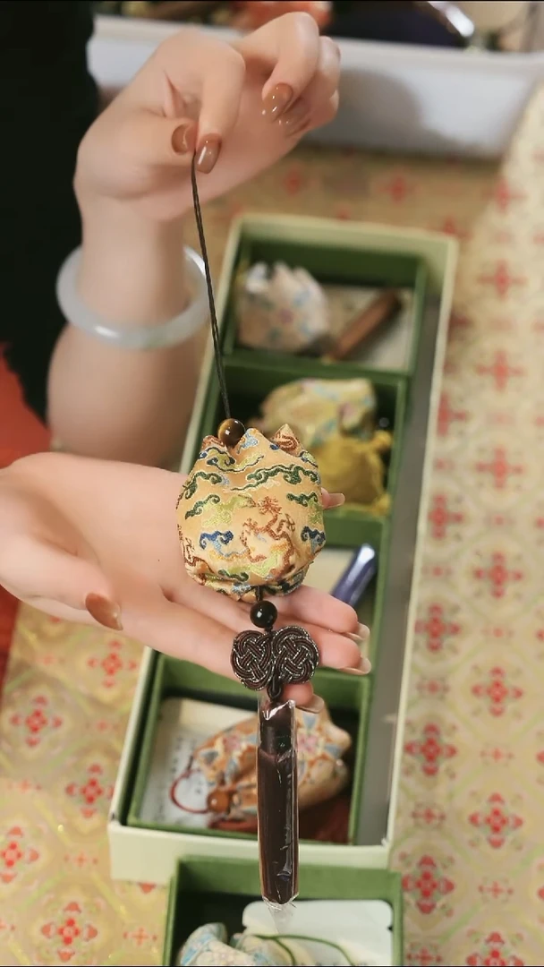 香囊············