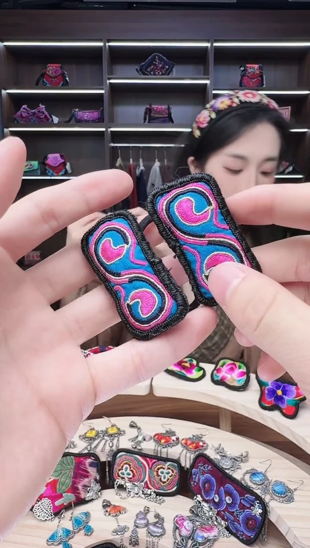 织绣22蒙阿苏苗绣传承店