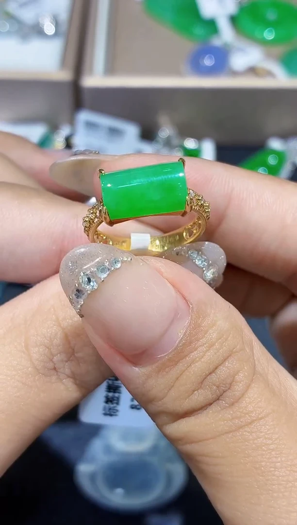 18K金镶嵌戒指翡翠天然A货翡翠