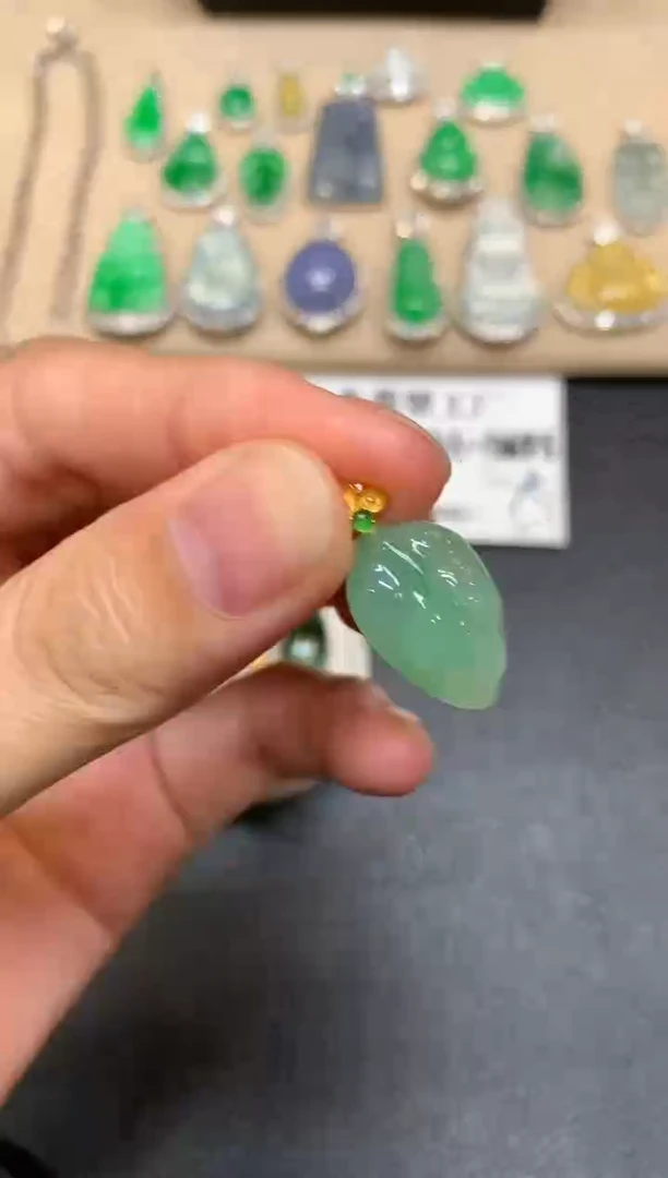 颈饰18K金镶嵌翡翠树叶【无服务费