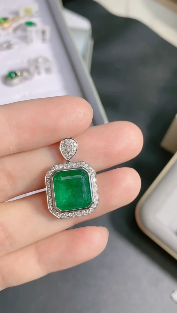 18K金镶嵌18K金吊坠祖母绿.
