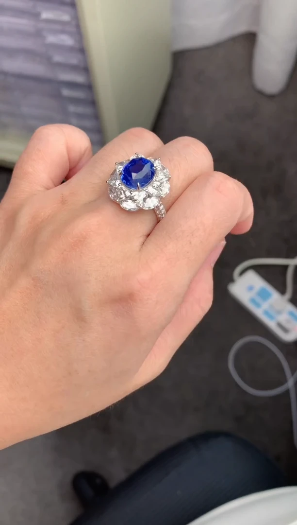 【闪购商品】蓝宝石戒指18K金镶嵌7.1ct无烧皇家蓝戒指