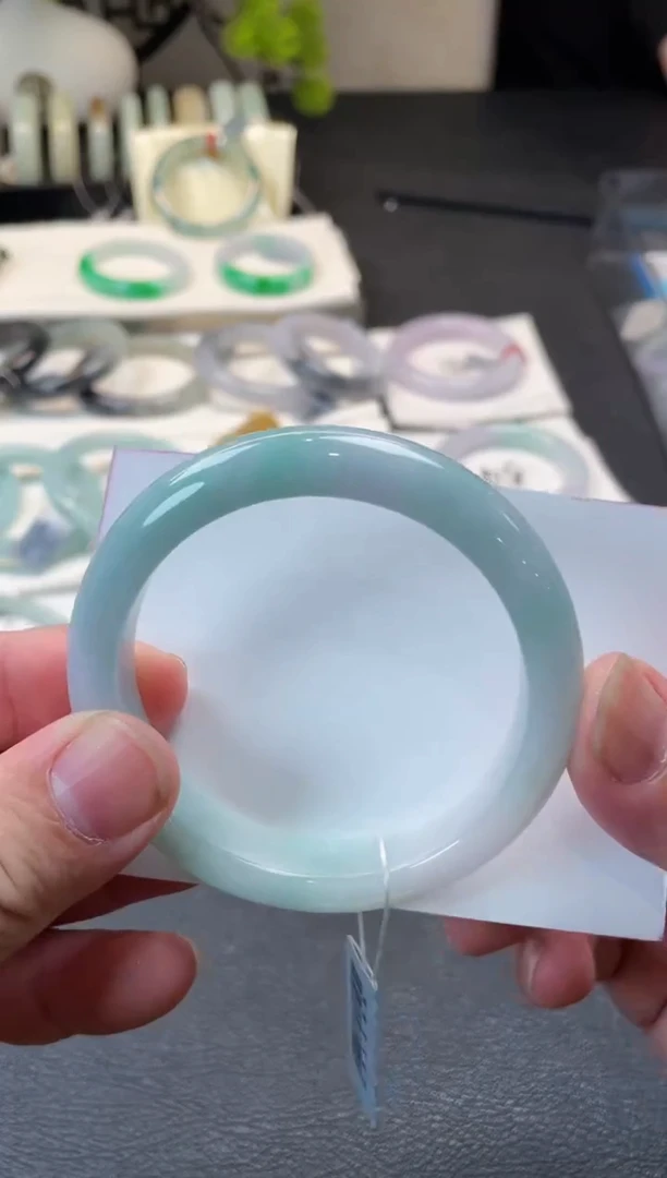 翡翠手镯未镶嵌56正圈 有纹