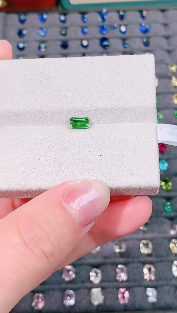 未镶嵌裸石碧玺电光石 0.75克拉