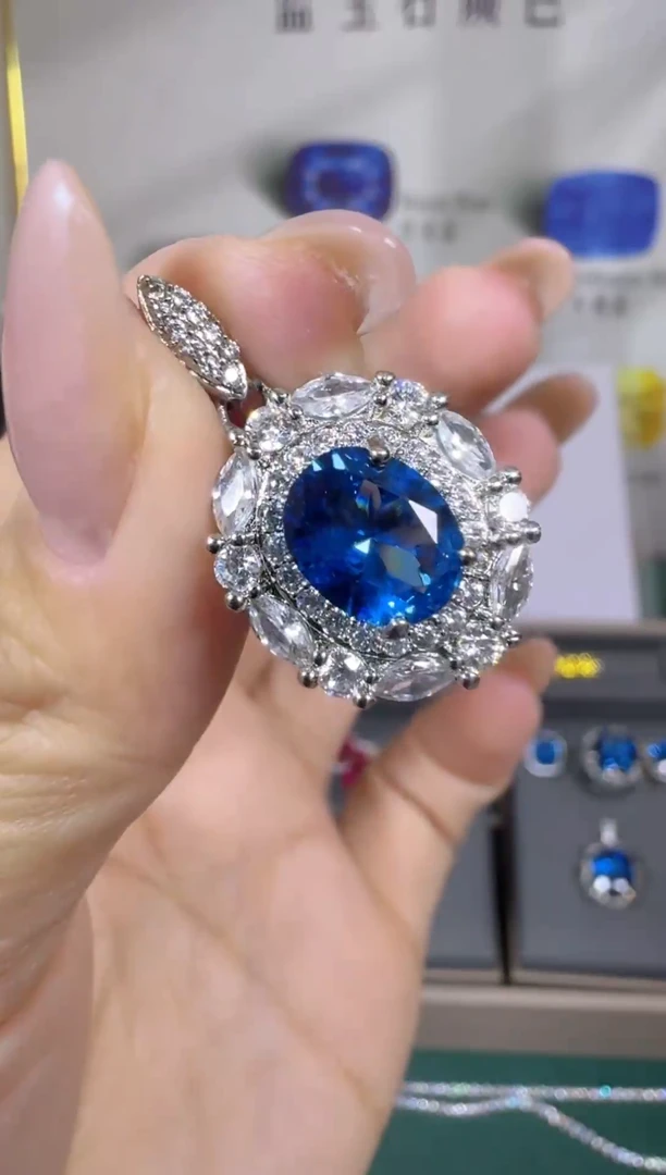 颈饰蓝宝石18K金镶嵌222