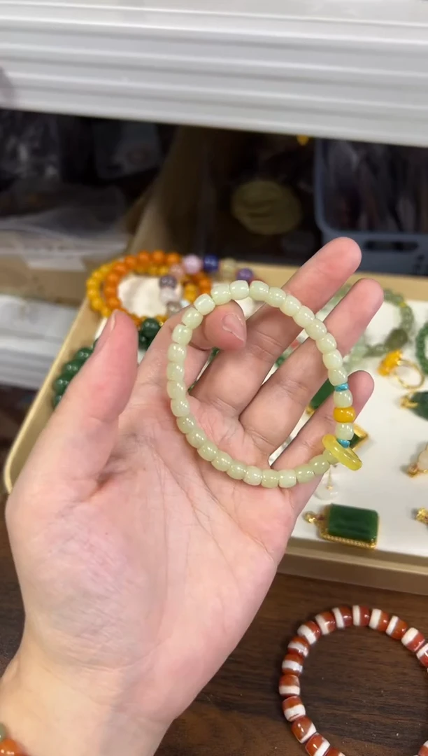 未镶嵌手链和田玉和田玉黄口直切蜜蜡跑环手链[0042]