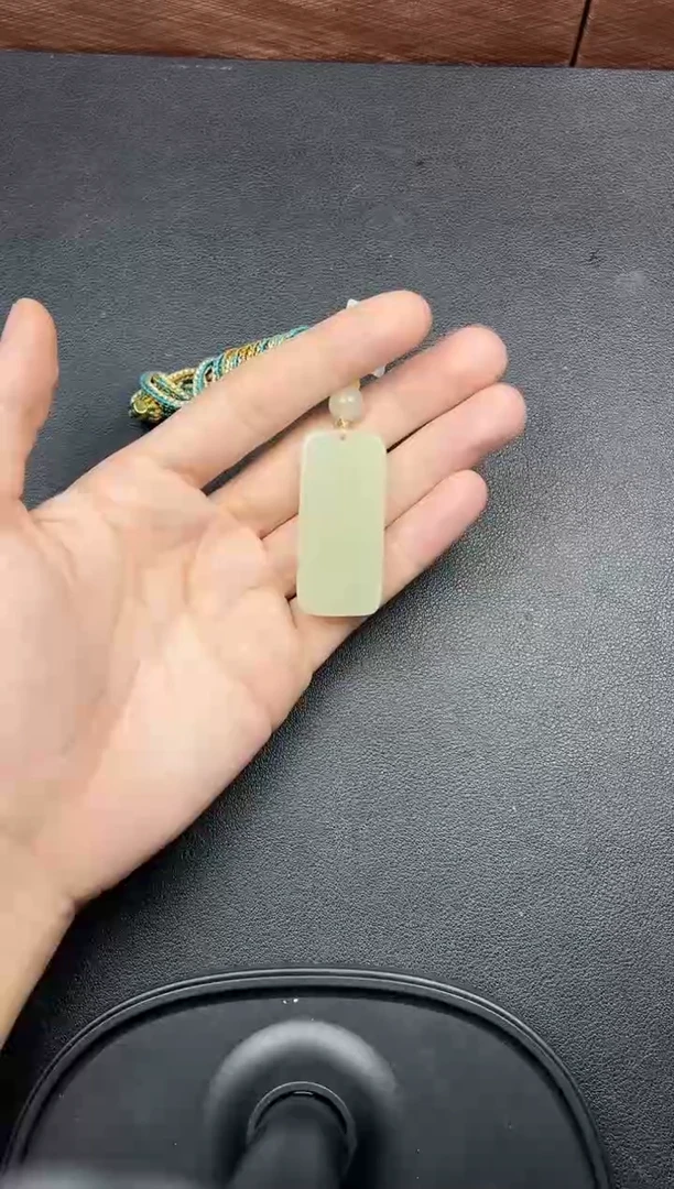吊坠(赠链)未镶嵌和田玉且末微色差迪克兰一细吊坠