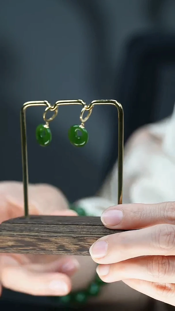 18K金镶嵌和田玉耳饰1