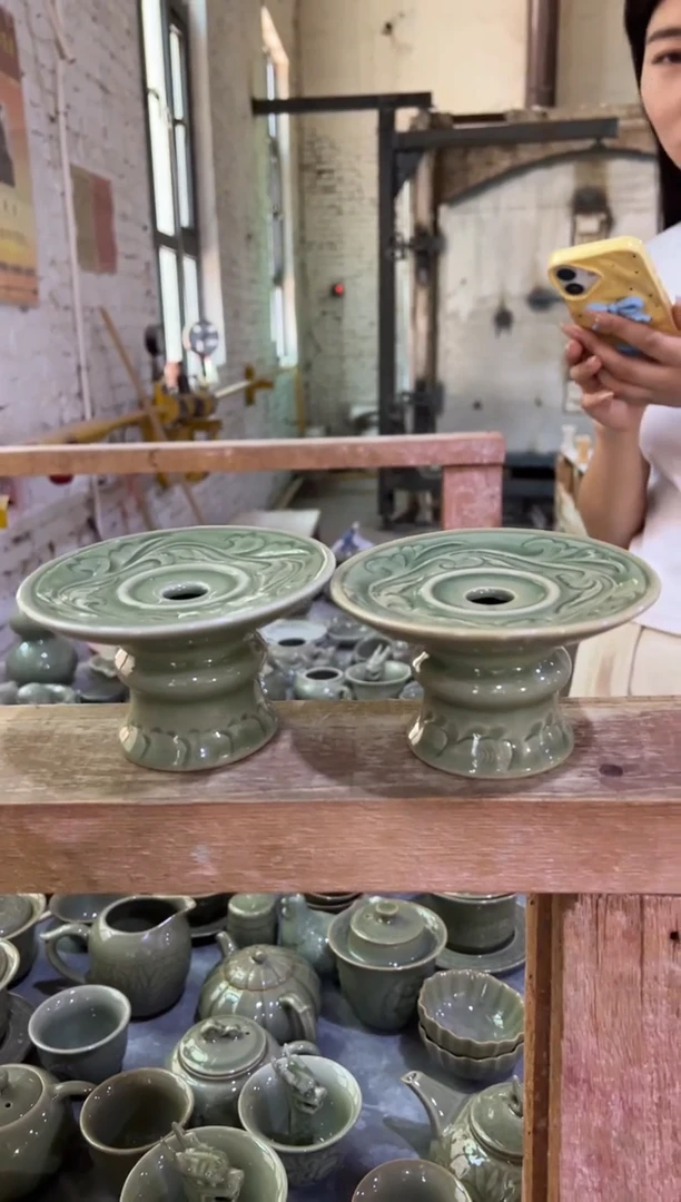 微瑕耀州窑青瓷公平杯底座一对