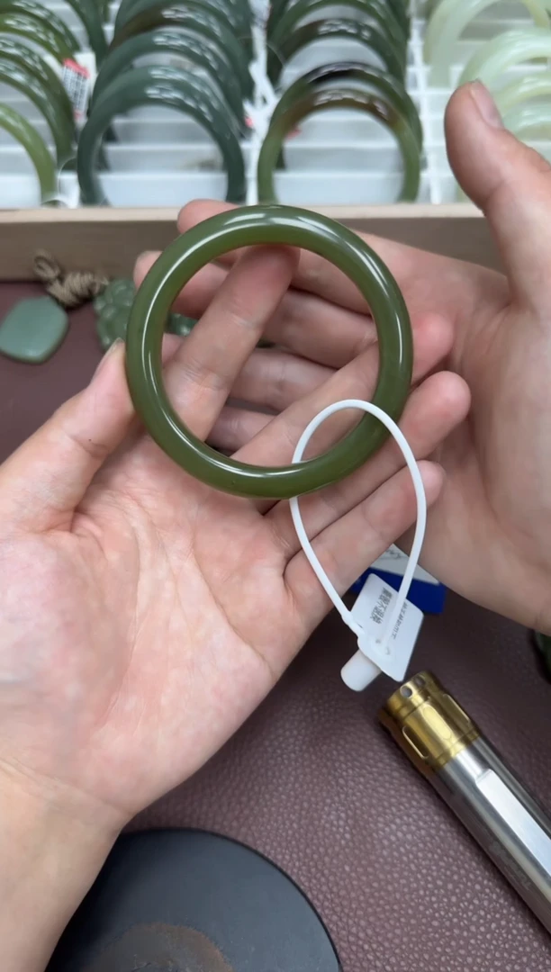 和田玉未镶嵌手镯天然和田玉有天然结构