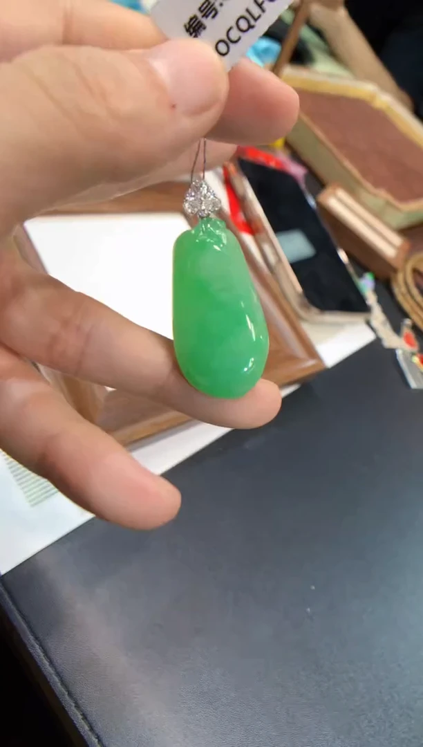 颈饰18K金镶嵌翡翠福瓜