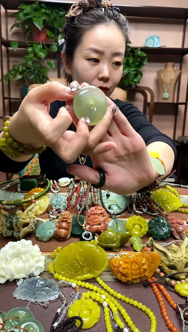 未镶嵌岫玉颈饰曲**幽·